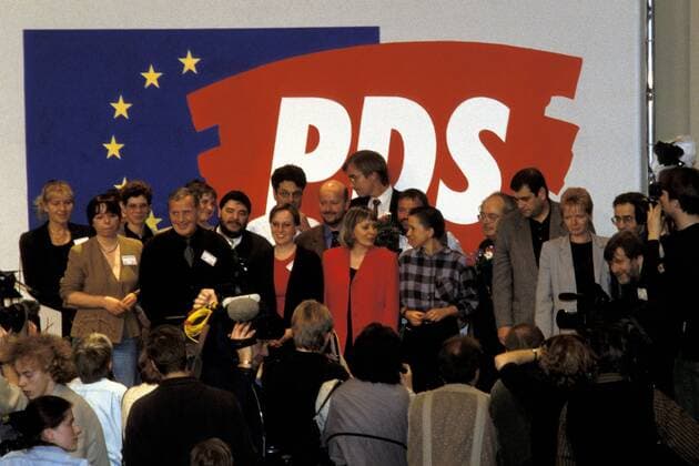 Lothar Bisky (PDS-Parteivorsitzender, 4.v.l.) und Gabi Zimmer (stellvertretende PDS-Vorsitzende, 2.v.r. beide GER) inmitten von Parteifreunden auf dem Podium des Suhler Parteitages