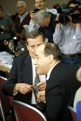 Lothar Bisky (li., PDS-Parteivorsitzender) und Gregor Gysi (PDS-Fraktionsvorsitzender im Bundestag beide GER) putzen ihre Brillen mit ihren Schlipsen