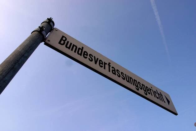 Wegweiser zum Bundesverfassungsgericht in Karlsruhe