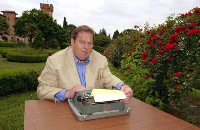 Schauspieler Ottfried Fischer (GER) an einer Schreibmaschine
