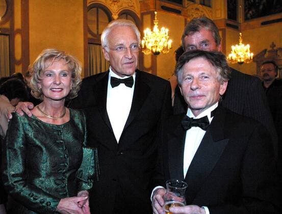 Edmund Stoiber (Mitte, GER CSU Ministerpräsident Bayern) mit Ehefrau Karin (beide GER) und Regisseur Roman Polanski (POL) anlässlich der Verleihung des Bayerischen Filmpreise 2002