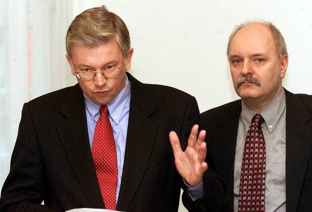 Roland Koch (li., GER CDU Ministerpräsident Hessen) und Dirk Metz (GER CDU Regierungssprecher Hessen) geben Informationen über die Parteispendenaffäre in der hessischen CDU bekannt