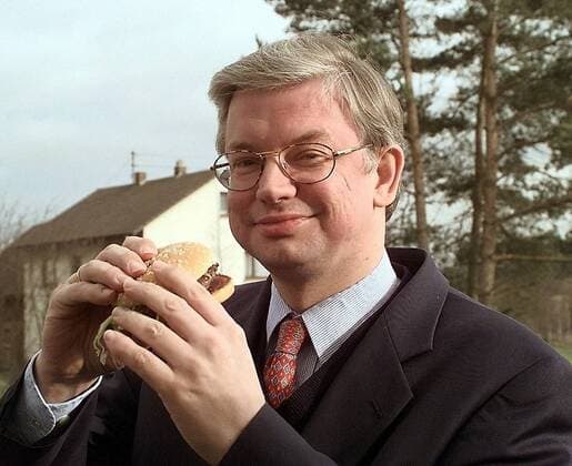 Roland Koch (GER CDU Ministerpräsident Hessen) freut sich auf einen Hamburger