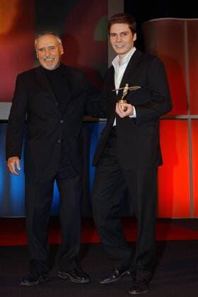 Schauspieler Dennis Hopper (li., USA) mit Daniel Brühl (GER) anlässlich der Präsentation der -European Shooting Stars 2003- auf den 53. Internationalen Filmfestspielen in Berlin