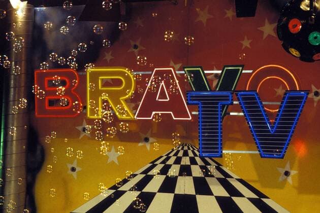 Schriftzug Bravo TV im Fernsehstudio