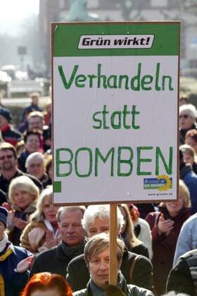 Demonstranten mit Transparent fordern - Verhandeln statt Bomben - anlässlich der Antikriegsdemonstration auf dem Luisenplatz in Wiesbaden