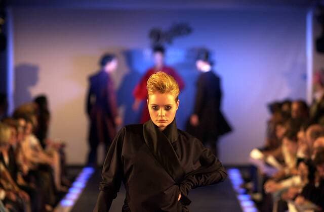 Models präsentieren die Entwürfe der Modedesign-Studenten von Designerin Vivienne Westwood - Modenschau an der Hochschule der Künste in Berlin