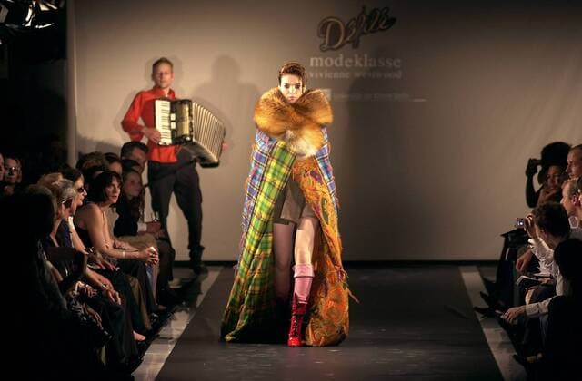 Models präsentieren die Entwürfe der Modedesign-Studenten von Designerin Vivienne Westwood - Modenschau an der Hochschule der Künste in Berlin
