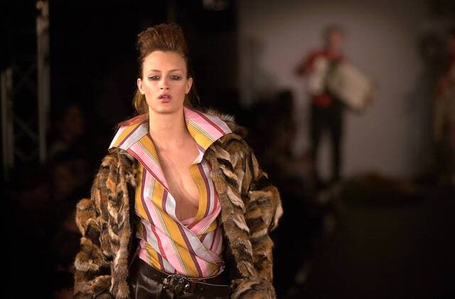 Models präsentieren die Entwürfe der Modedesign-Studenten von Designerin Vivienne Westwood - Modenschau an der Hochschule der Künste in Berlin