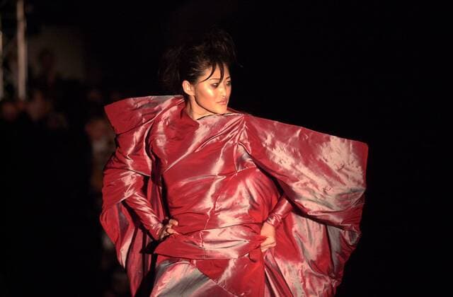Models präsentieren die Entwürfe der Modedesign-Studenten von Designerin Vivienne Westwood - Modenschau an der Hochschule der Künste in Berlin