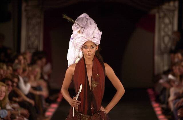 Models präsentieren die Entwürfe der Modedesign-Studenten von Designerin Vivienne Westwood - Modenschau an der Hochschule der Künste in Berlin