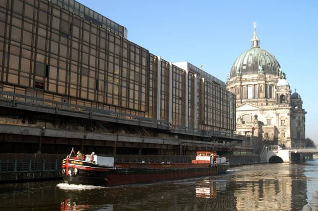 Frachtschiff fährt am Palast der Republik vorbei