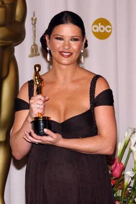 OSCARS: Beste Nebendarstellerin, Preisträgerinnen 2001-2010 Schauspielerin Catherine Zeta-Jones (GBR) mit ihrem Oscar für die beste Nebenrolle anlässlich der 75. Oscarverleihung