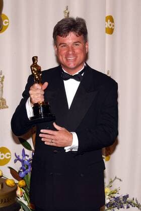 Kameramann Conrad W. Hall (USA) mit dem Oscar, den er stellvertretend für seine verstorbenen Vater, den Kameramann Conrad L. Hall (USA) bei der 75. Oscarverleihung entgegengenommen hat