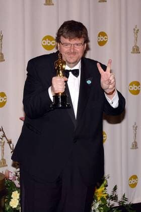 Regisseur Michael Moore (USA) präsentiert stolz seinen Oscar für den besten Dokumentarfilm (Bowling for Columbine) anlässlich der 75. Oscarverleihung