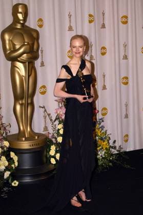 Schauspielerin Nicole Kidman (AUS) mit ihrem Oscar für die beste Schauspielerin anlässlich der 75. Oscarverleihung