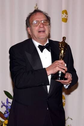 Drehbuchautor Ronald Harwood (RSA) mit seinem Oscar für das beste Drehbuch nach einer Vorlage (Der Pianist) anlässlich der 75. Oscarverleihung
