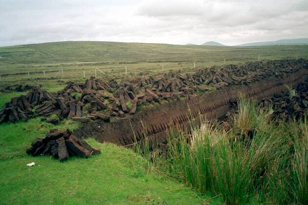 IMAGO Nature: Unsere Erde, Ressourcen, Torf Torfgewinnung in der Grafschaft Mayo im Westen Irlands