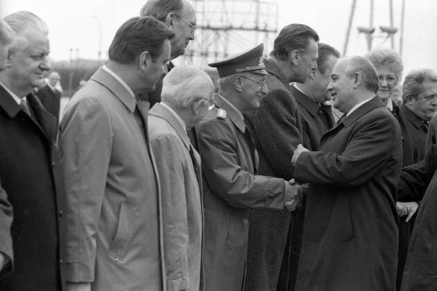 Michail Gorbatschow (re. URS Präsident der Sowjetunion) wird von Armeegeneral Heinz Keßler (4.v.l. DDR Verteidigungsminister) begrüßt