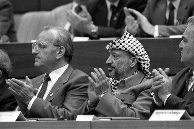 V.li: Werner Jarowinsky (Mitglied des Politbüros des Zentralkomitees der SED), Yassir Arafat (Palästinenserführer) und Günther Kleiber (GDR Mitglied im Zentralkomitee der SED) auf dem SED-Parteitag