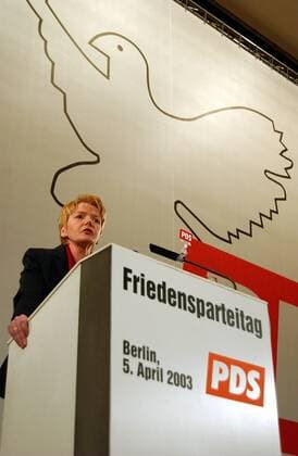 Gabi Zimmer (GER PDS-Parteivorsitzende) spricht auf der außerordentlichen Tagung des 8. Parteitags in Berlin