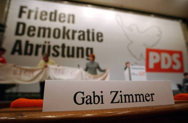 Außerordentliche Tagung des 8. Parteitags der PDS in Berlin - Namensschild der PDS-Vorsitzenden Gabi Zimmer