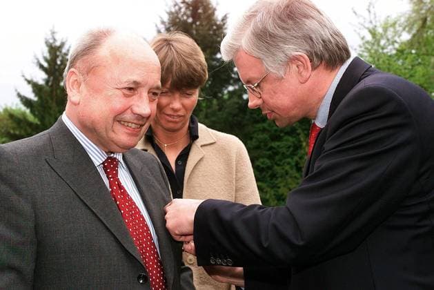 Roland Koch (re., CDU Ministerpräsident Hessen) überreicht Bankier Friedrich von Metzler (GER Persönlich haftender Gesellschafter Bankhaus Metzler), mit Ehefrau Sylvia, das Bundesverdienstkreuz in Wiesbaden
