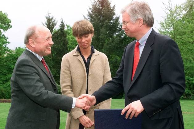 Roland Koch (re., CDU Ministerpräsident Hessen) überreicht Bankier Friedrich von Metzler (GER Persönlich haftender Gesellschafter Bankhaus Metzler), mit Ehefrau Sylvia, das Bundesverdienstkreuz in Wiesbaden
