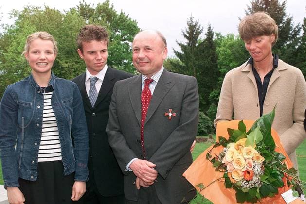 Bankier Friedrich von Metzler (GER Persönlich haftender Gesellschafter Bankhaus Metzler) mit Ehefrau Sylvia, Tochter Elena und Sohn Franz-Albert anlässlich seiner Ehrung mit dem Bundesverdienstkreuz in Wiesbaden