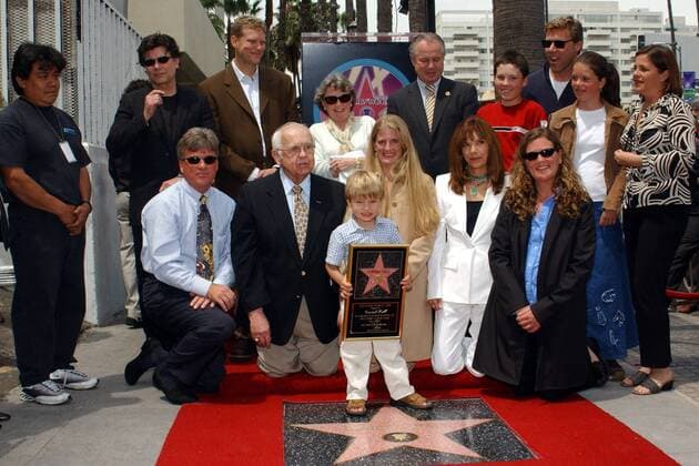 Ehrung des verstorbenen Kameramanns Conrad L. Hall (USA) mit einem Stern auf dem Hollywood Walk of Fame - Seine Familie (u.a. Sohn Conrad W. (vorn li.), 1. Frau Virginia, 3. Frau Susan, Töchter Naia und Katie, Enkel Wilder alle USA) mit Entertainer Johnny Grant (USA Vorsitzender des Walk of Fame Selection Committee, vorn 2.v.li.) nimmt den Preis für ihn entgegen