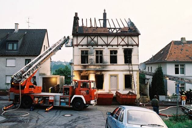 Brandanschlag - Löschfahrzeug vor dem abgebrannten Haus der türkischen Familie Genc in Solingen