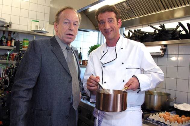 Schauspieler Rüdiger Vogler (li.) und Heio von Stetten als Koch (beide GER) in der Küche am Rande der Dreharbeiten zum ARD-Film -Verführung in sechs Gängen- in Berlin