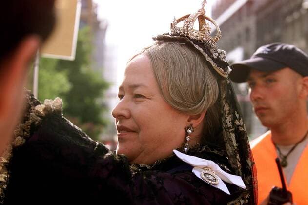 Schauspielerin Kathy Bates (USA) als Queen Victoria schreibt Autogramme während der Drehpause zu Around the World in 80 Days am Berliner Gendarmenmarkt