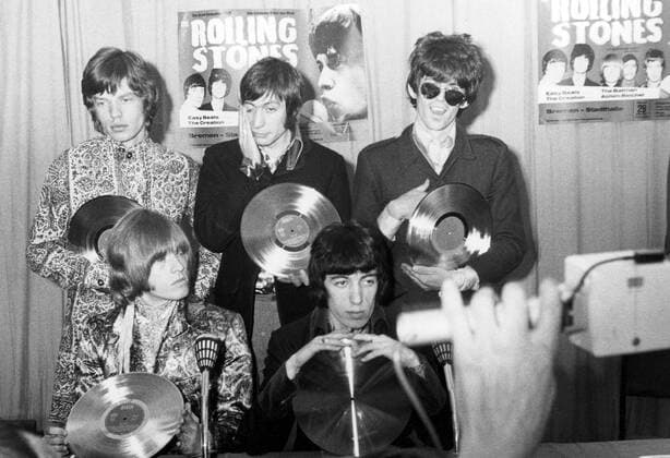 Rolling Stones (GBR) - v.l.n.r., hinten: Mick Jagger, Charlie Watts, Keith Richards, vorn: Brian Jones, Bill Wymann- mit Schallplatten aus Edelmetall anlässlich eines Konzerts in Bremen