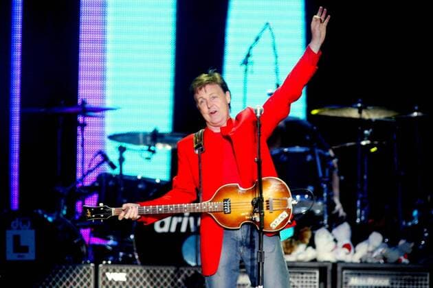 Sänger Paul McCartney (GBR) während eines Konzerts auf dem Münchener Königsplatz