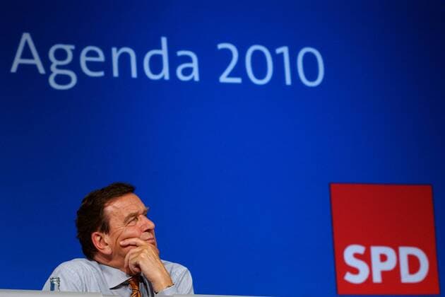 Bundeskanzler Gerhard Schröder (GER SPD) blickt sinnierend in die Ferne während der SPD Regionalkonferenz Ost zur Agenda 2010 in Potsdam