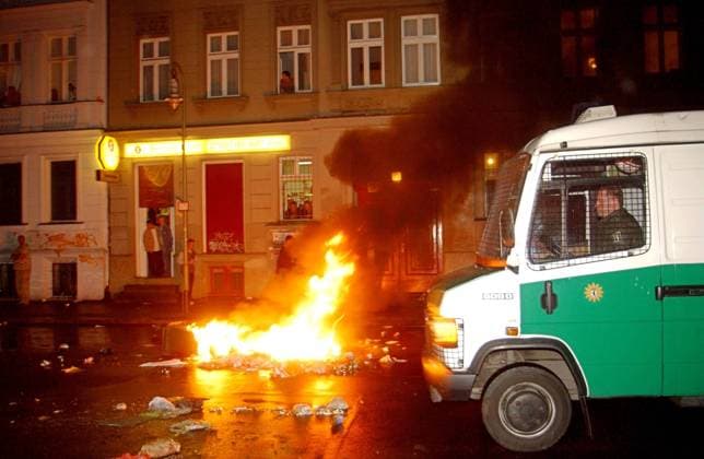 1.Mai-Krawalle in Berlin-Kreuzberg - Einsatzwagen stellt sich dem Feuer der Gewalt