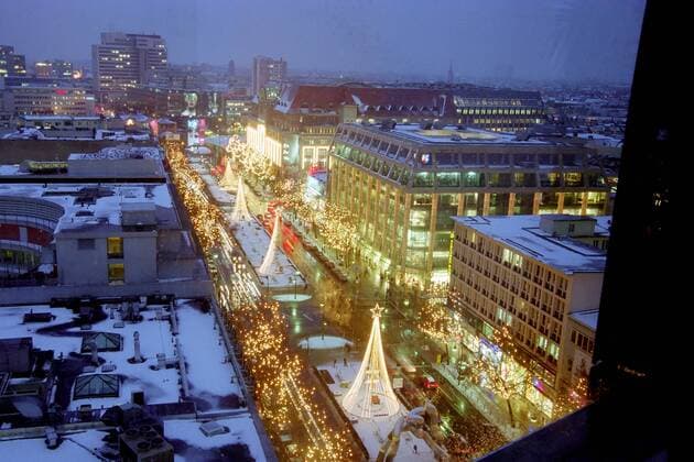 Weihnachtliche Tauentzienstraße mit den Kaufhäusern KaDeWe und Peek&Cloppenburg in der Abenddämmerung von Berlin