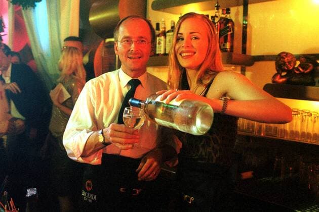 Partygirl Ariane Sommer (re. GER) und Wirtschaftssenator Wolfgang Branoner (GER CDU) hinter der Theke des Berliner Clubs 90 Grad anlässlich einer Benefizveranstaltung zugunsten diverser Aidsprojekte