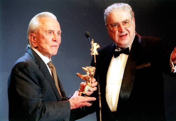 Festivalleiter Moritz de Hadeln (re., GER) übergibt Schauspieler Kirk Douglas (USA) den Goldenen Bären für sein Lebenswerk auf den 51. Internationalen Filmfestspielen in Berlin