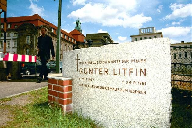 Gedenkstein für das erste Maueropfer Günter Litfin an der Invalidenstraße