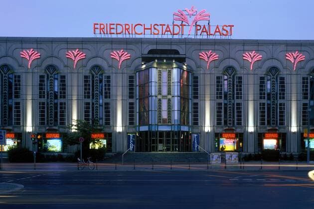 Friedrichstadt-Palast in Berlin-Mitte am Abend