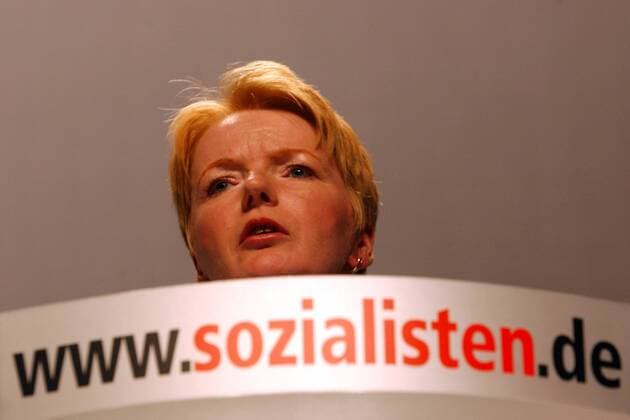 Gabi Zimmer (GER PDS Parteivorsitzende) hinter dem Rednerpult mit Schild -www.sozialisten.de- anlässlich der außerordentlichen Tagung des 8. Parteitages der PDS