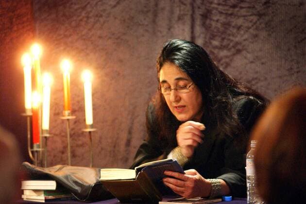 Schriftstellerin Emine Sevgi Özdamar (TUR) liest im Kerzenschein aus -Die Brücke vom goldenen Horn- anlässlich der Langen Buchnacht in Berlin-Kreuzberg