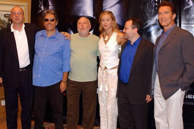 V.r.n.l.: Schauspieler Arnold Schwarzenegger (AUT USA), Regisseur Jonathan Mostow, Schauspielerin Kristanna Loken (beide USA), Produzenten Andrew G. Vajna (HUN), Mario F. Kassar (Columbia Tristar) und Moritz Borman (beide USA) anlässlich eines Pressetermins zur Deutschlandpremiere von -Terminator 3: Rebellion der Maschinen- in Berlin