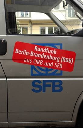 Aus SFB und ORB wurde RBB - Schriftzug nach der Senderfusion auf einem Auto in Berlin
