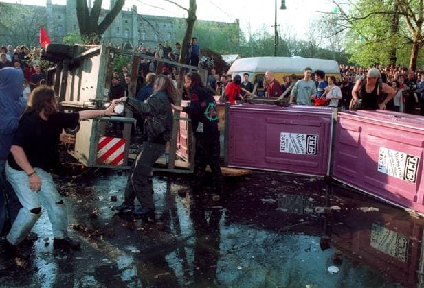 1. Mai-Krawalle am Mariannenplatz in Berlin-Kreuzberg - Barrikaden aus umgestürzten Miettoiletten