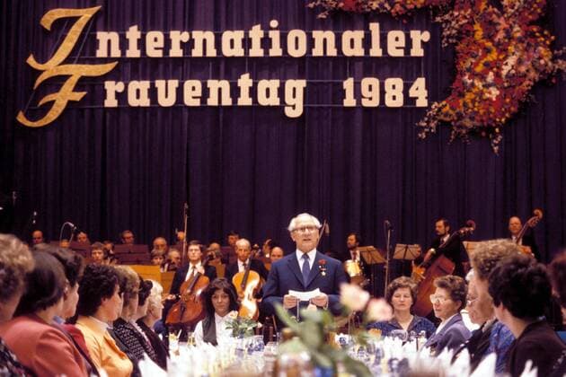 Erich Honecker (GDR Staats- und Parteichef) hält eine Rede anlässlich einer Feier zum Internationalen Frauentag in Berlin
