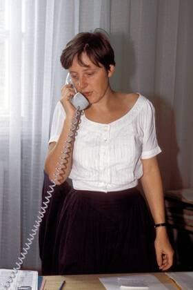 Angela Merkel (GDR Stellvertretende Regierungssprecherin der Regierung de Maiziere) am Telefon