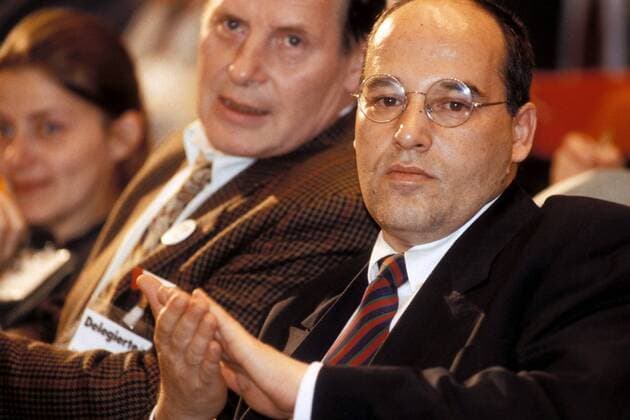 Gregor Gysi (re. GER Vorsitzender der Bundestagsfraktion der PDS) und Lothar Bisky (GER Vorsitzender der brandenburgischen Landtagsfraktion der PDS) am Rande des 2. Parteitages der PDS unter dem Motto -Wer Zukunft will, muss die Gegenwart verändern- im Haus am Köllnischen Park in Berlin